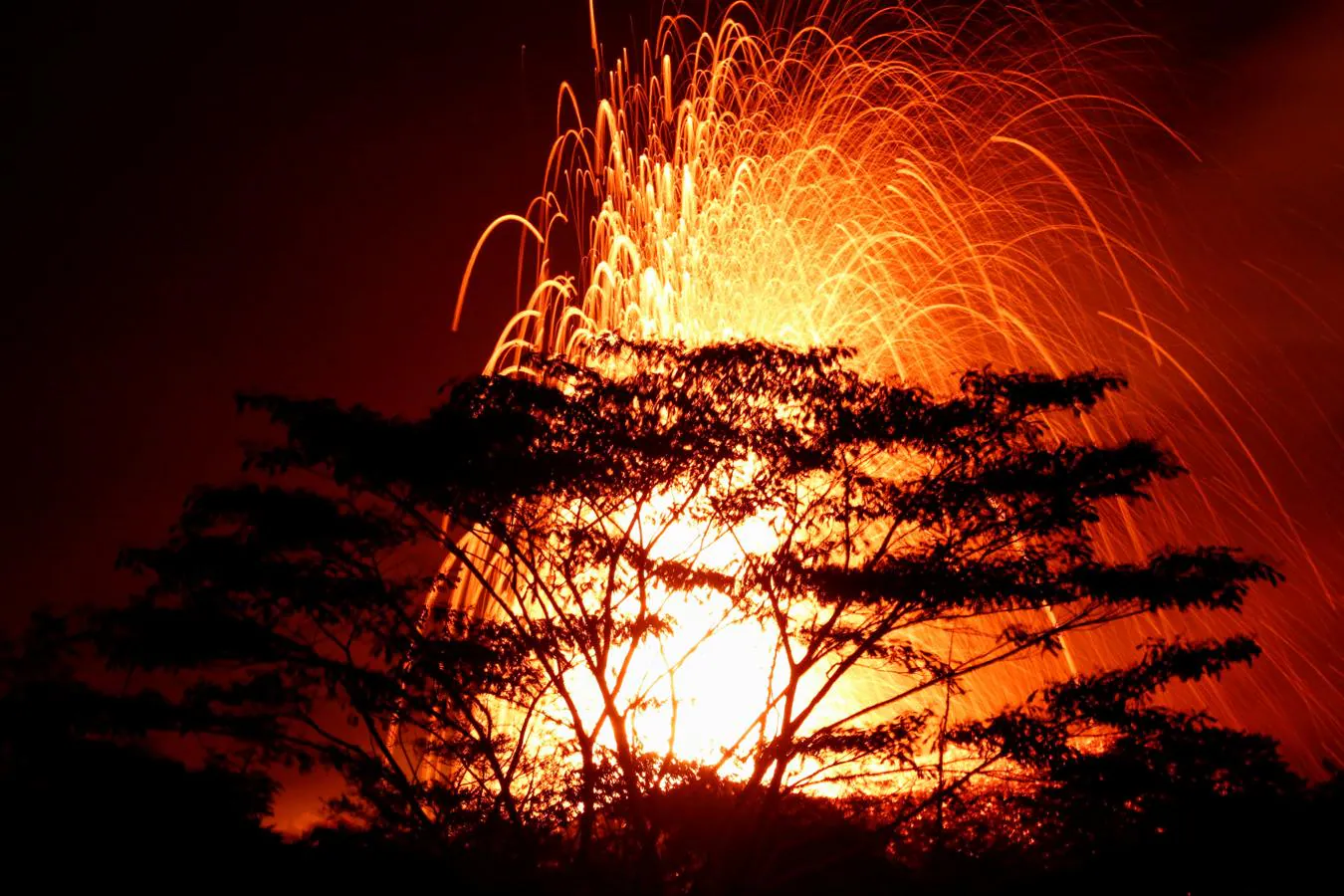 La lava del Kilauea como si fueran fuegos artificiales. 