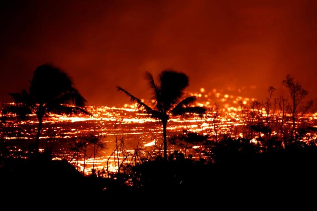 La lava ilumina la noche en Hawai. 