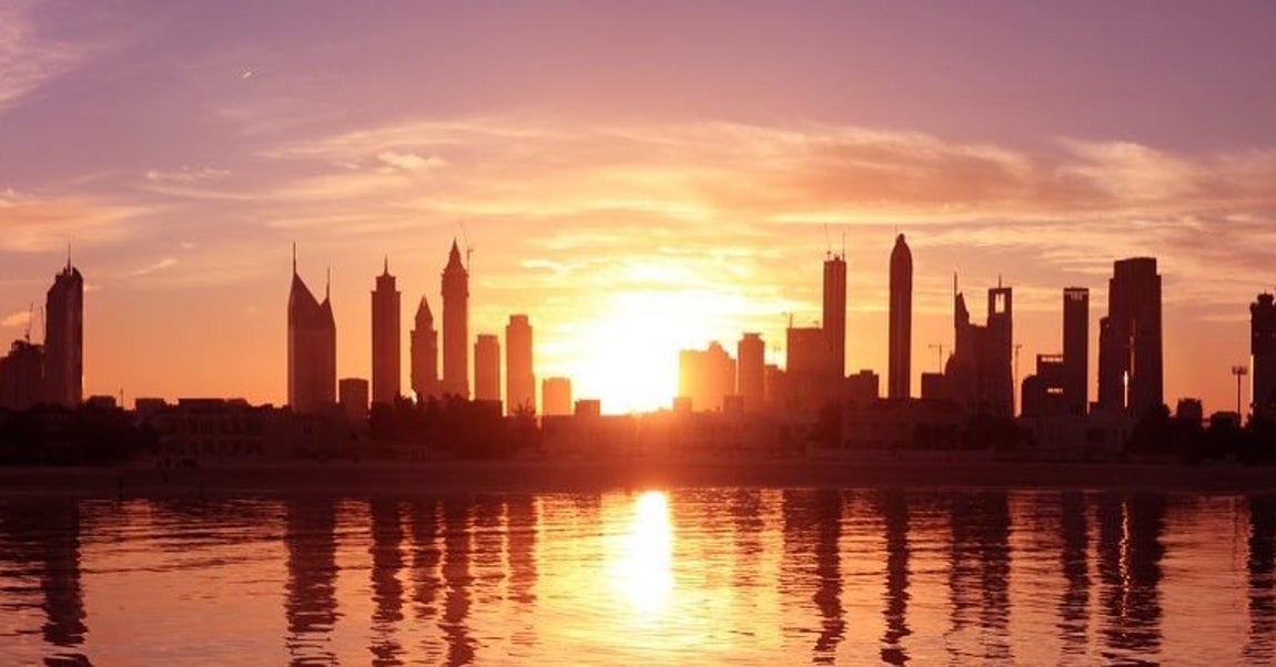 Vistas. El Queen Elisabeth 2 vuelve a ofrecer <a href="https://www.abc.es/tmp/summum/living/ocio/abci-excursiones-altura-mas-exclusivas-201708261231_noticia.html" target="_blank">experiencias premium</a>: atracado en la capital mundial del lujo, Dubai, las mejores vistas de la ciudad desde su instalaciones, ancladas en Mina Rashid