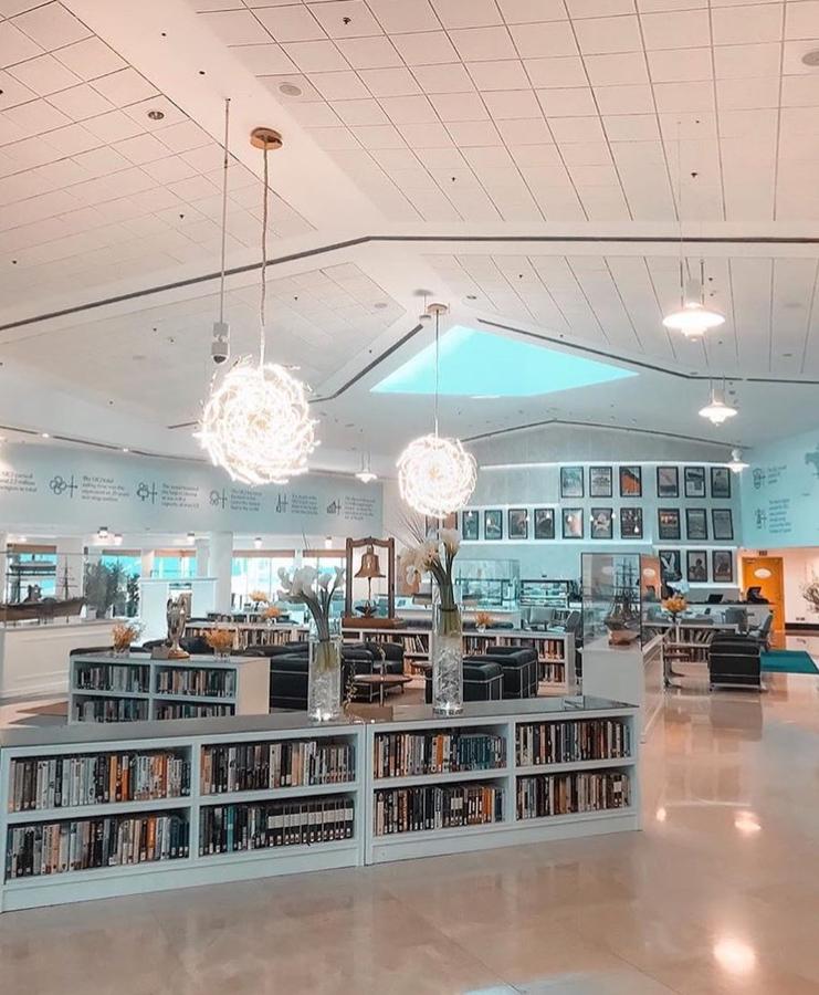 Instalaciones de lujo. La compañía<a href="https://www.qe2.com/pcfc-hotels" target="_blank"> PCFC Hotels</a> posó la mirada en el buque e hizo de él un complejo de excepción: tiene 224 suites flotantes, 13 restaurantes, enormes piscinas, spa, la sala de cine, teatro y muchas tiendas de luj