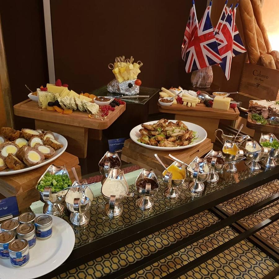 The Queens Grill. En su restaurante Then Queens Grill, se sirven numerosas recetas británicas de autor y un menú degustación con algunos de los platos más exitosos de la carta de la época dorada del buque