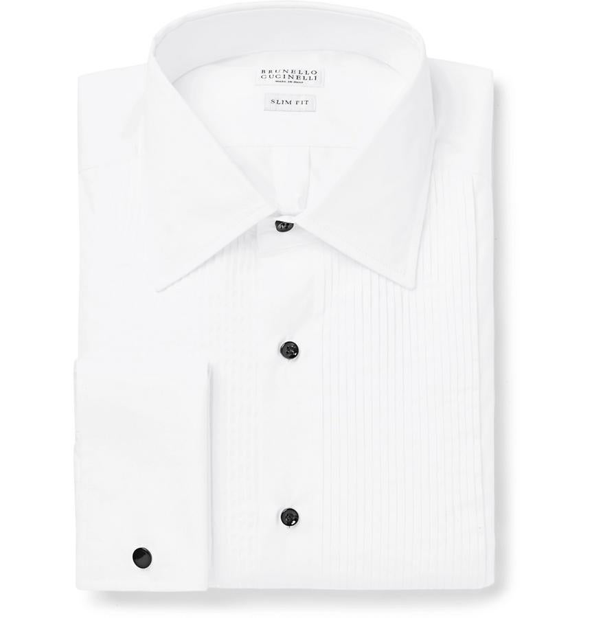 Camisa de Brunello Cucinelli. Modelo especialmente creado para llevar con esmoquin gracias a su babero plisado clásico y sus detalles en negro (Precio: 660 euros).