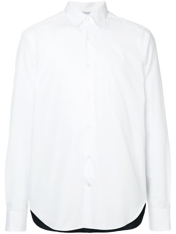 Camisa de Loewe. Otro modelo de lo más original es este por el que apuesta Loewe que, aunque mantiene la parte delantera completamente blanca, la trasera es en azul marino con detalles estampados (Precio: 1141 euros).