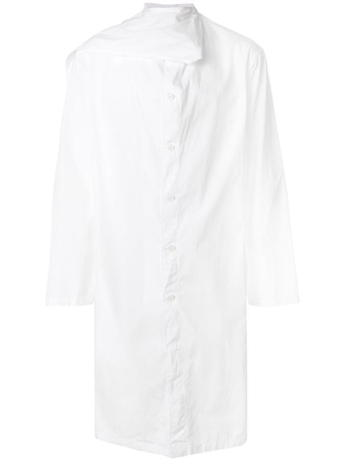 Camisa de Yohji Yamamoto. No todo tiene por qué seguir los mismos estándares. Yohji Yamamoto propone una camisa blanca estilo oversize en algodón (Precio: 1100 euros).