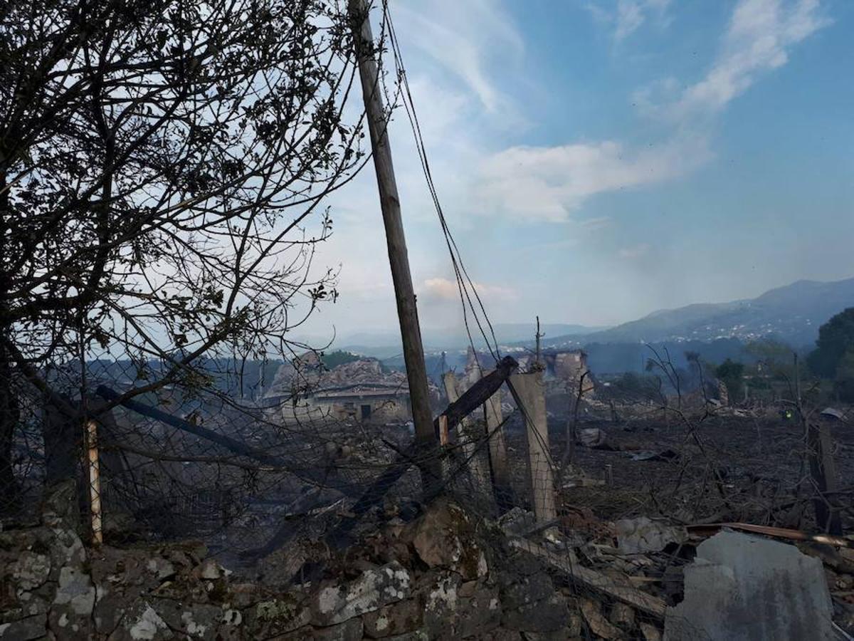 La explosión de una pirotecnia de Tui (Pontevedra) ha dejado un entorno devastado.. 