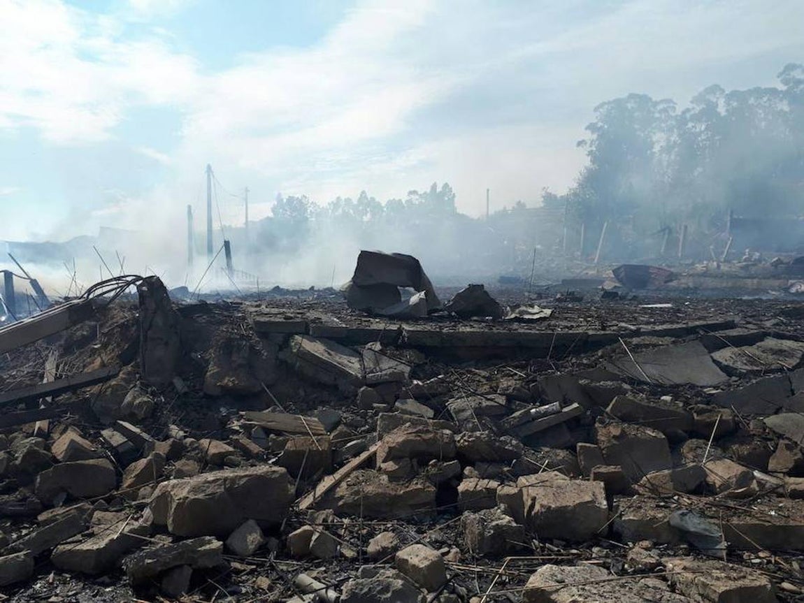 La explosión de una pirotecnia de Tui (Pontevedra) ha dejado un entorno devastado.. 