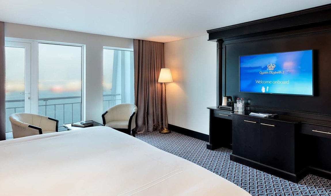 Camarotes. Sus instalaciones son fieles, en la medida de lo posible, a la estilo de la decoración original. Sus muebles, de hecho, son en su mayoría ejemplares que vistieron al Qe2 en la época. Huelga decir que están meticulosamente restaurados