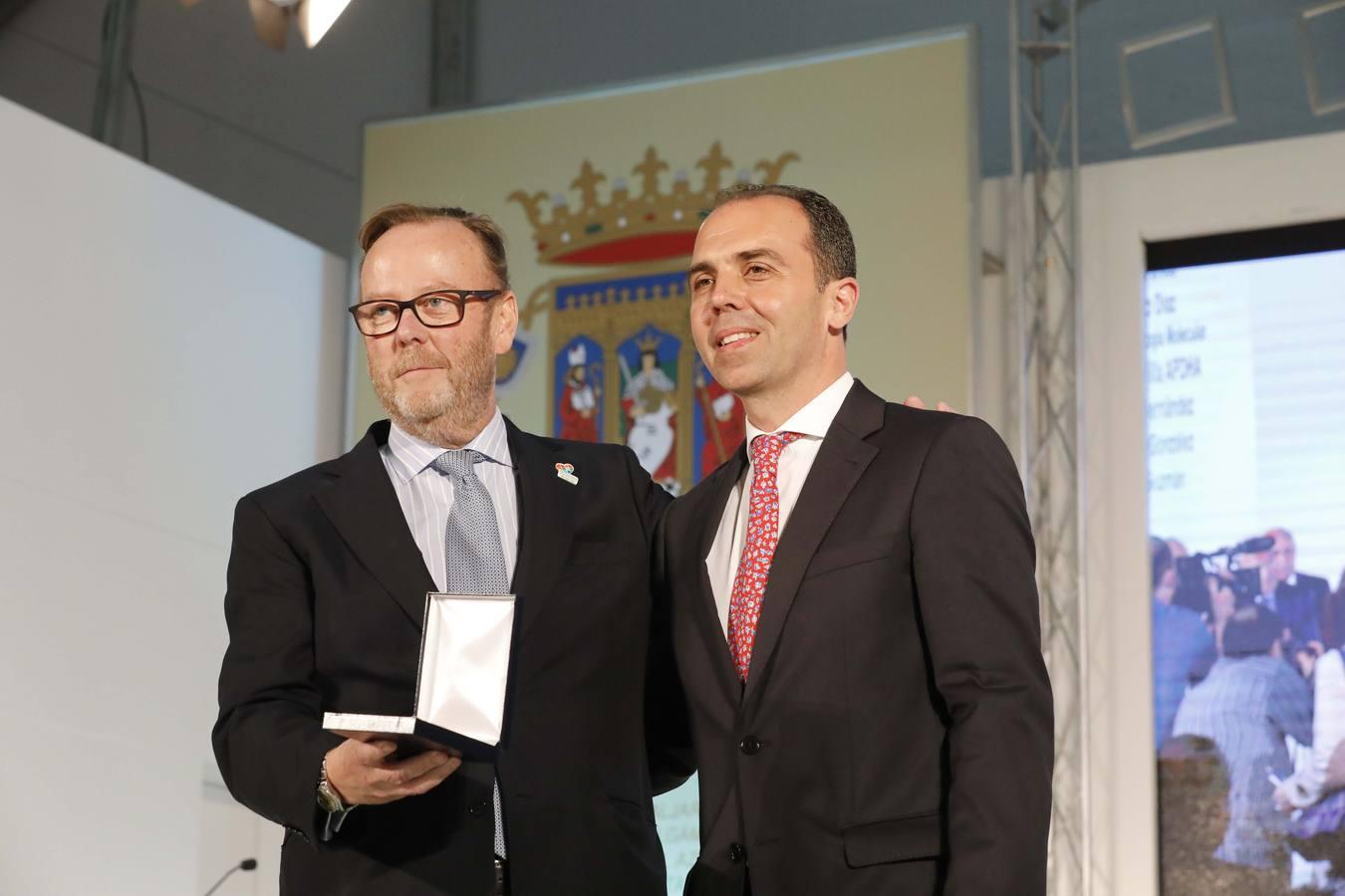 Pablo Beca, presidente de ALCER-Giralda, recogió una placa de honor