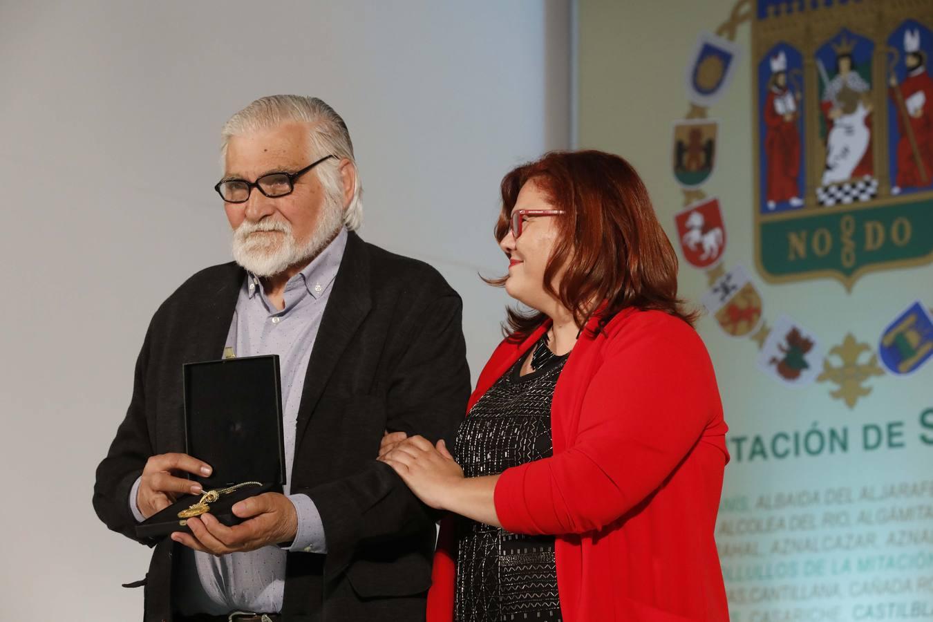 Enrique Priego Díaz, párroco de Pedrera, recibió una de las medallas