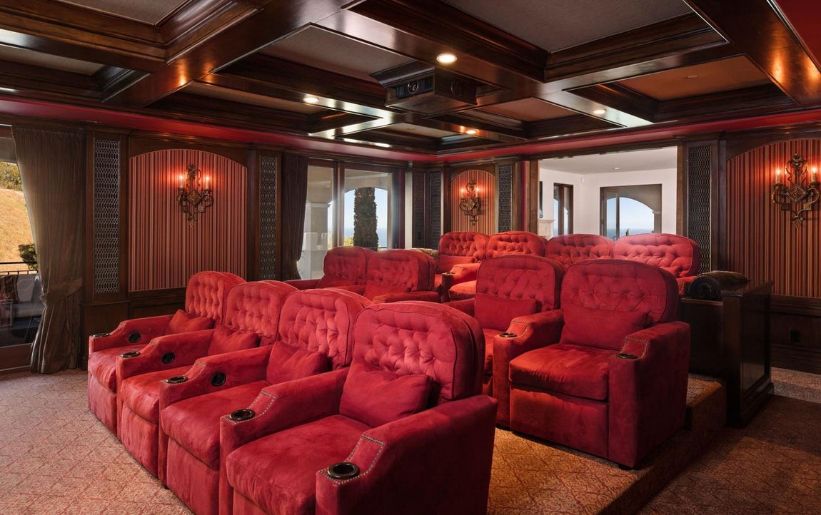 DeAndre Jordan. La planta baja, por otro lado, esconde un lujoso cine, una sala de juegos, gimnasio, rincón de degustación de vinos y spa. El de DeAndre es el último de los caprichos inmobiliarios de los jugadores de baloncesto americanos