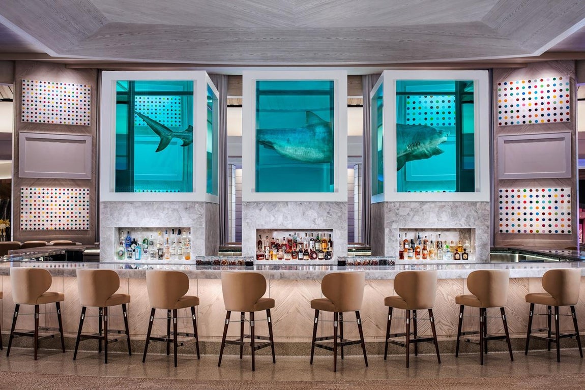 Bar Unknow. El bar se llama de esta manera porque tras su barra el protagonista es Damien Hirst. La obra de este artista, del mismo nombre, es una de las más célebres: muestra a un tiburón capturado por un pescador australiano, está partido en tres trozos y se conserva en formol dentro de unos tanques de acero y vidrio. El artista diseñó elementos del bar como la barra o los posavasos