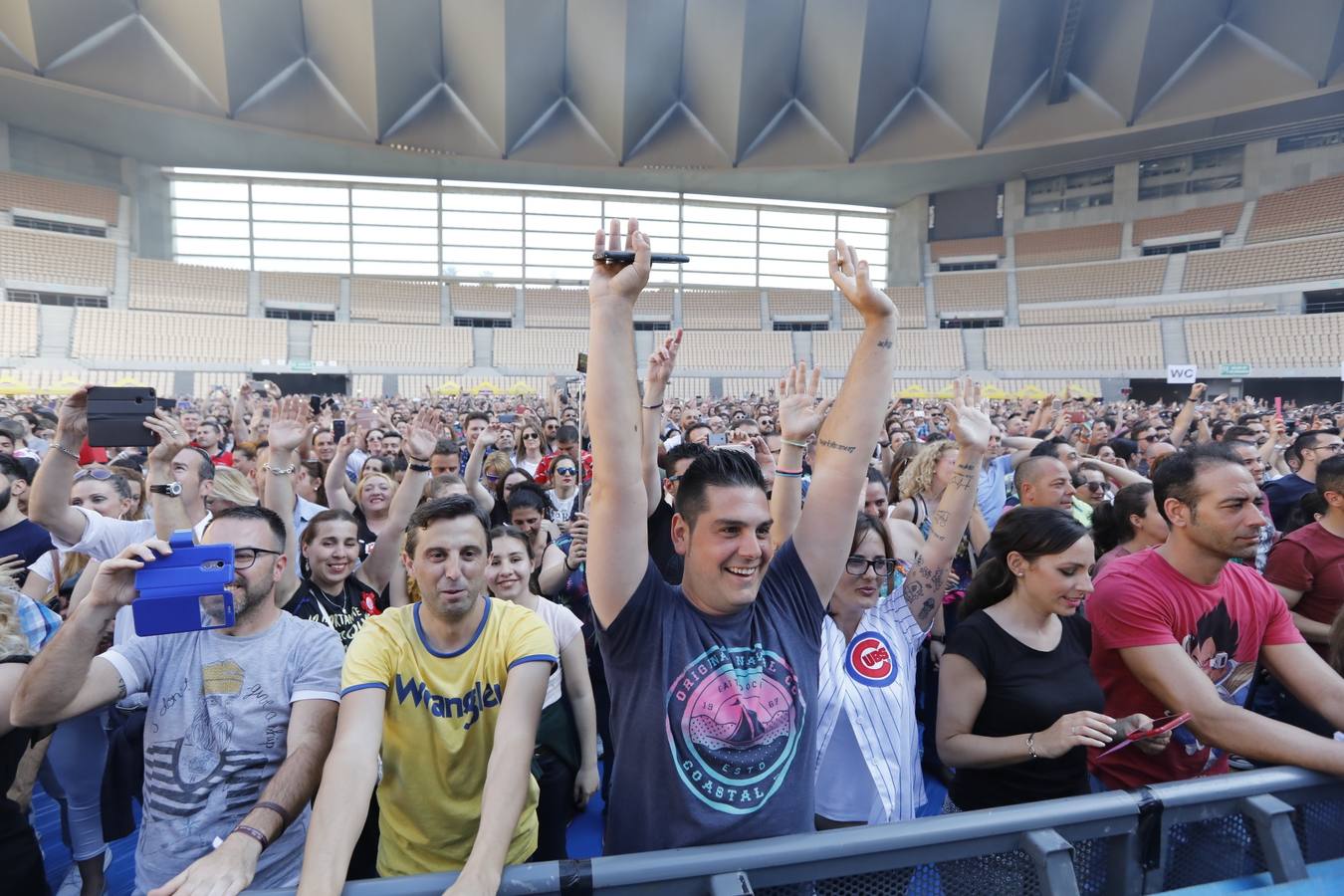 La fiesta de la nostalgia llena el Estadio de la Cartuja