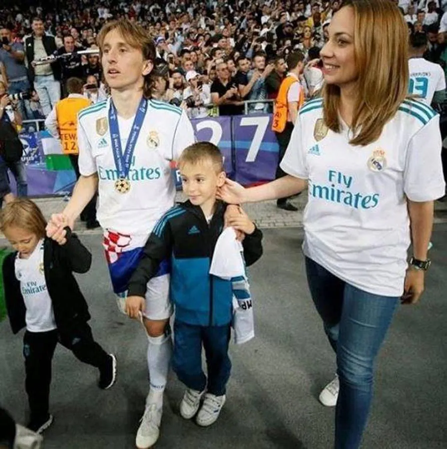 Vanja Bosnic. La mujer del croata Luka Modrić lleva 11 años con el futbolista y son padres de dos hijos. Toda la familia al completo celebró la victoria de la final