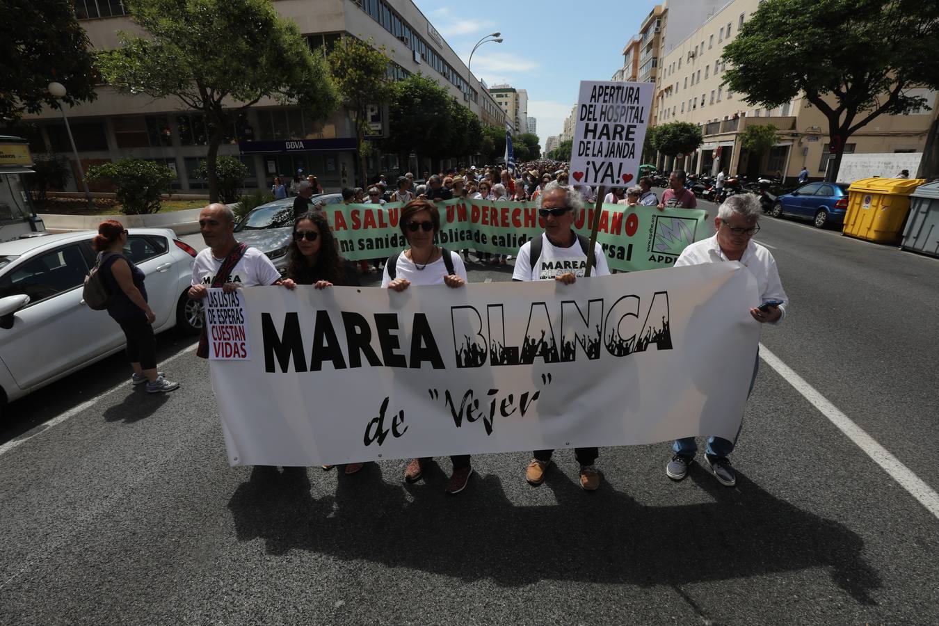 Protesta: Marea Blanca recorre las calles de Cádiz