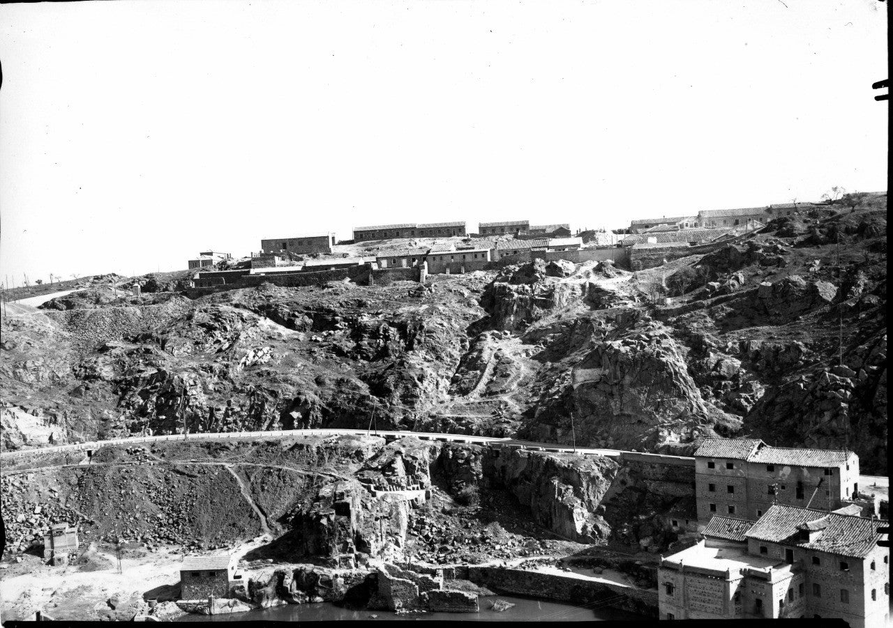 Barrio de San Blas, inmediato al castillo de San Servando, hacia 1935. Foto Archivo Municipal de Toledo. 