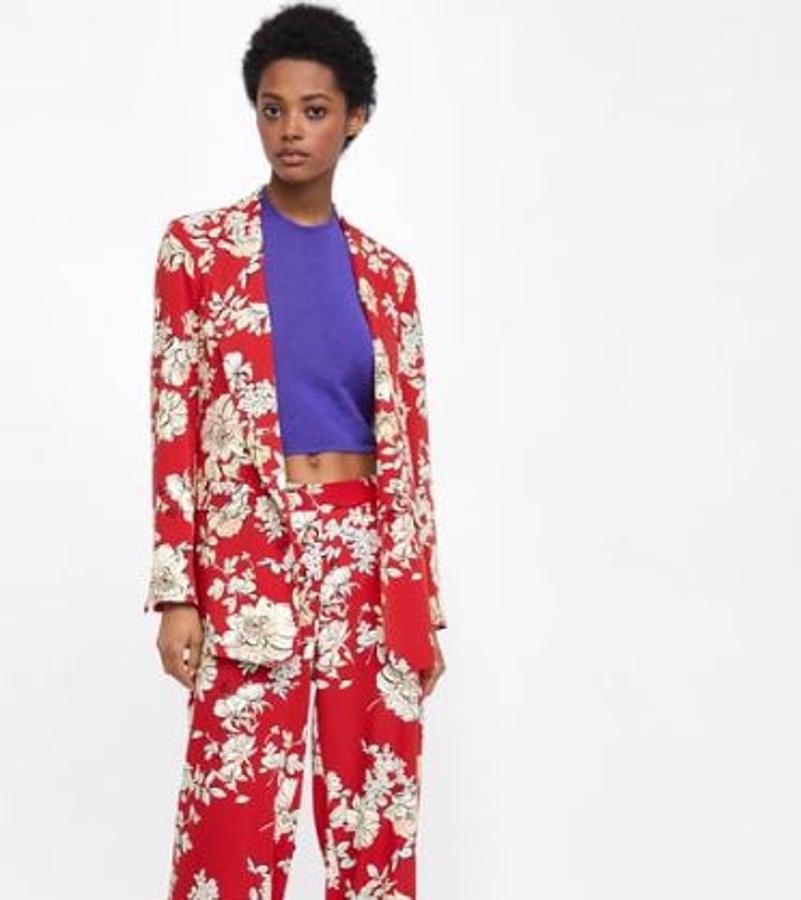 Combinada con un pantalón a juego, esta blazer de flores en color rojo es perfecta para cualquier ocasión. 