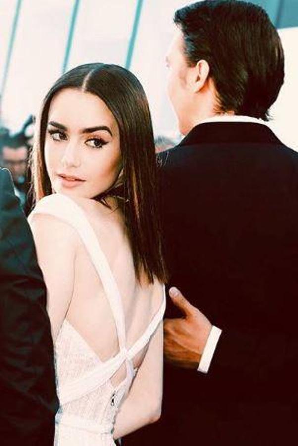 Liso Extremo. Lily Collins sigue apostando por el look del pelo liso extremo, siempre acompañado de una raya central perfecta, con lo que se consgue un efecto sea aún más minimalista.