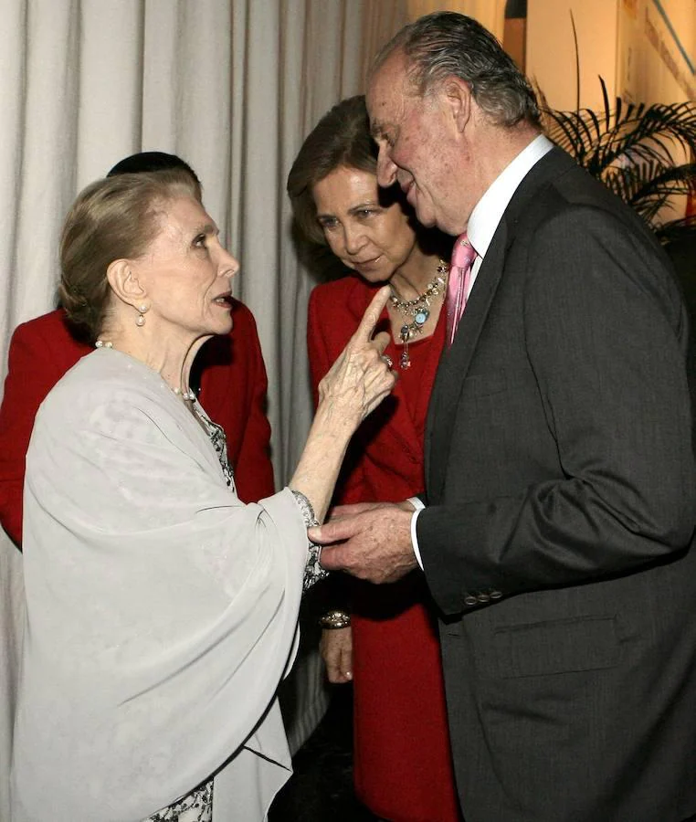 La artista junto al Rey Juan Carlos I y la Reina Sofía durante XXIV la entrega de los premios Internacionales de Periodismo «Rey de España» y el III Premio Don Quijote