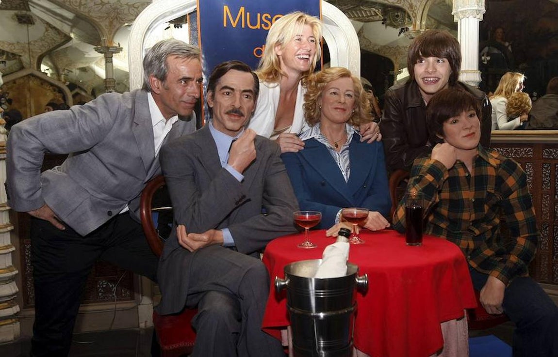 El elenco protagonista de «Cuéntame cómo pasó» en 2008 en el Museo de Cera de Madrid. 