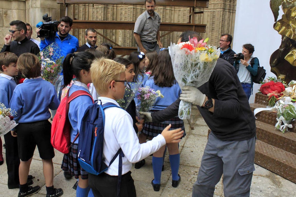 Una colorida ofrenda floral
