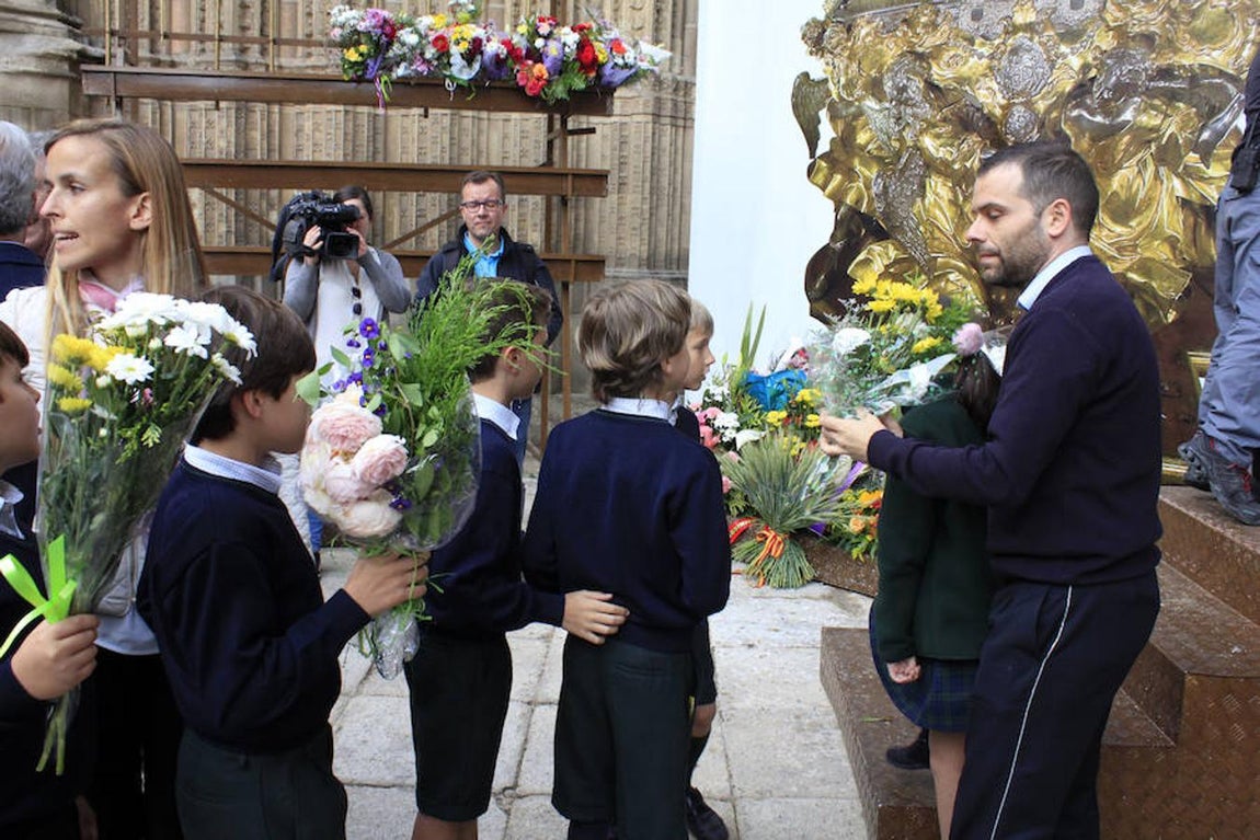 Una colorida ofrenda floral
