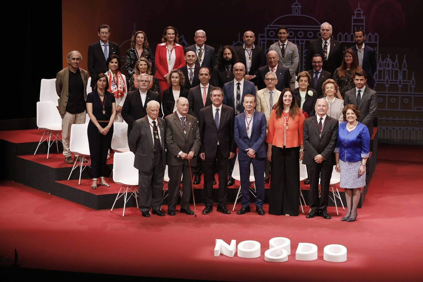 Foto de familia del acalde junto a todos los galardonados