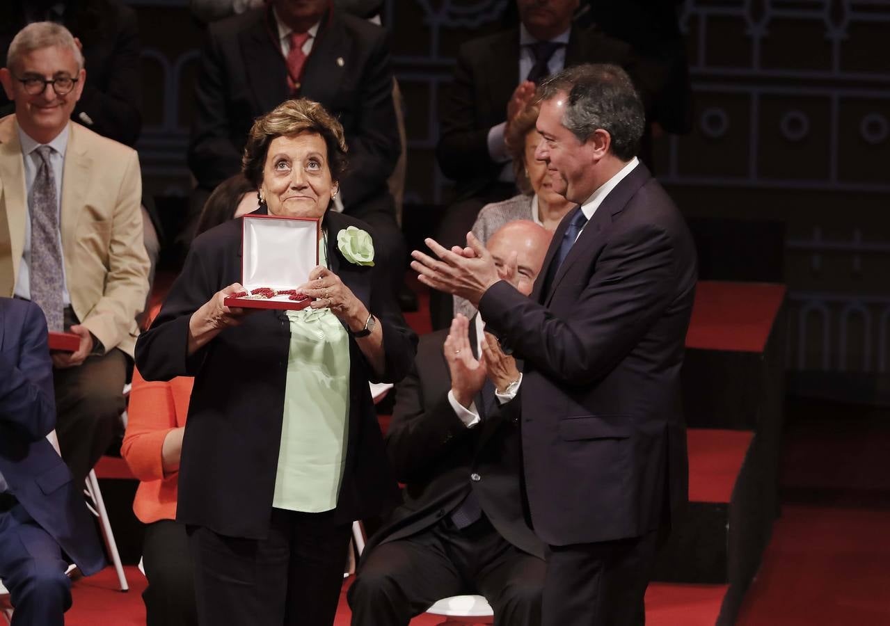 José Enrique Ayarra, a título póstumo, Medalla de Sevilla