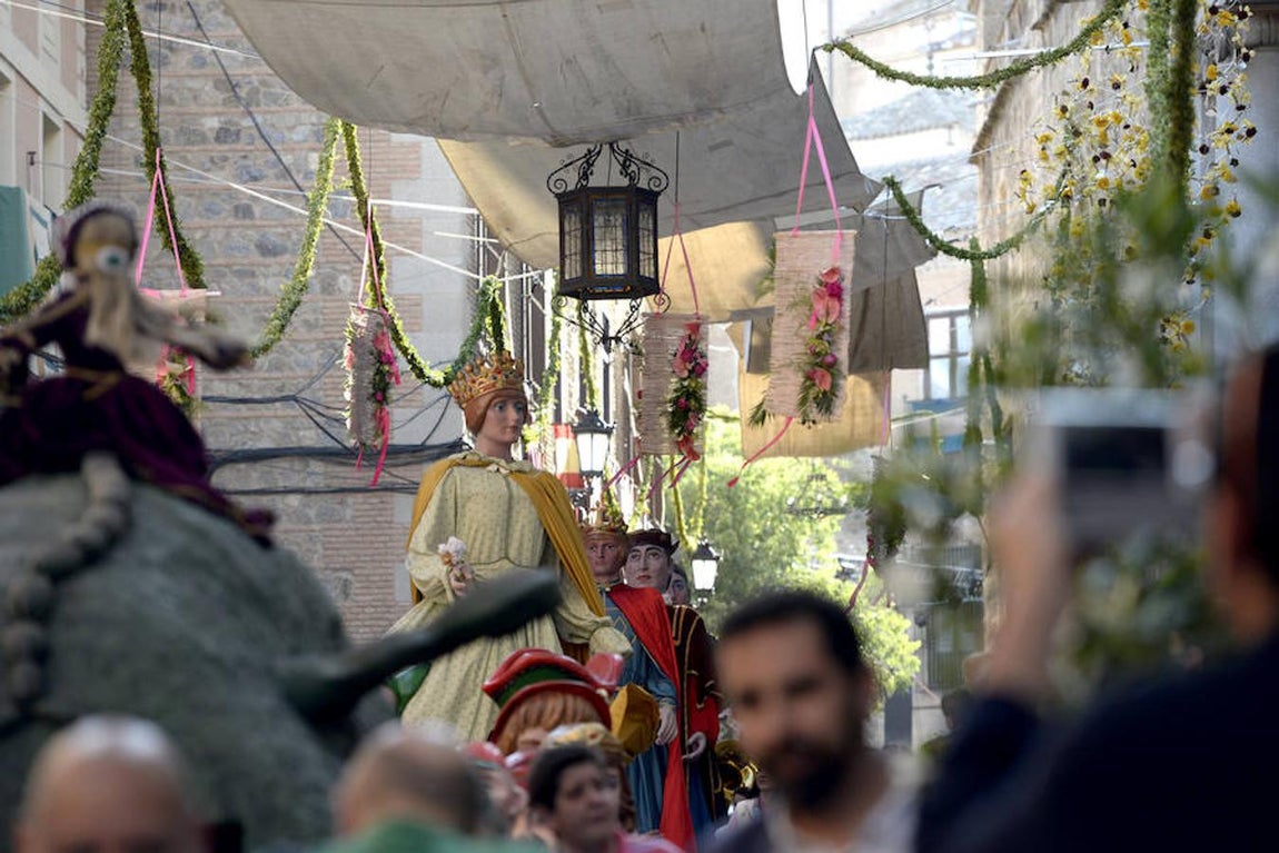 La Tarasca recorre el casco viejo de Toledo