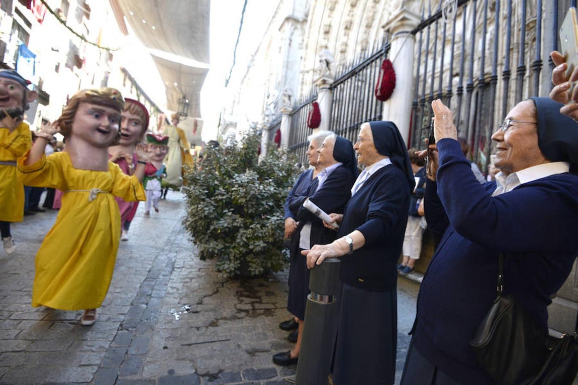 La Tarasca recorre el casco viejo de Toledo