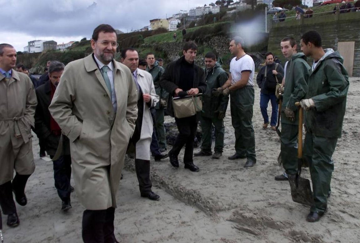 Con el desastre del Prestige en 2002, sigue muy de cerca la investigación como coordinador de la gestión de las consecuencias. 