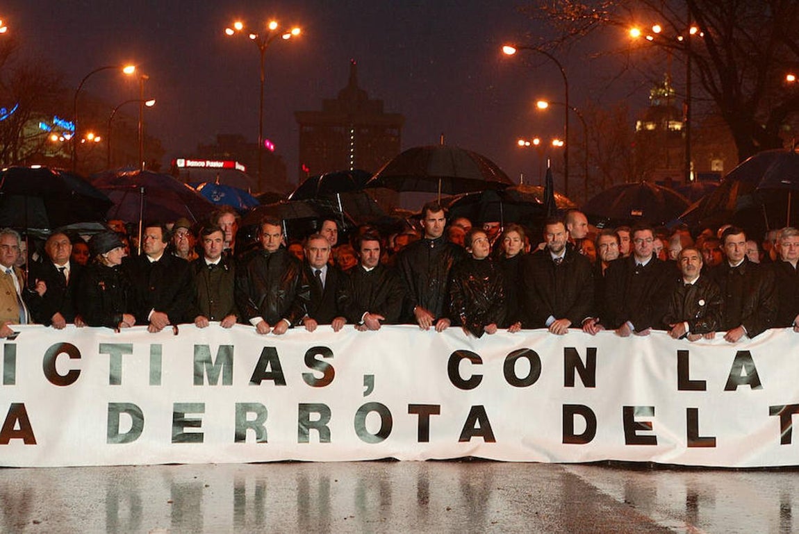 Tras el 11-M, encabeza, al lado de diferentes líderes políticos la manifestación contra el terrorismo. 