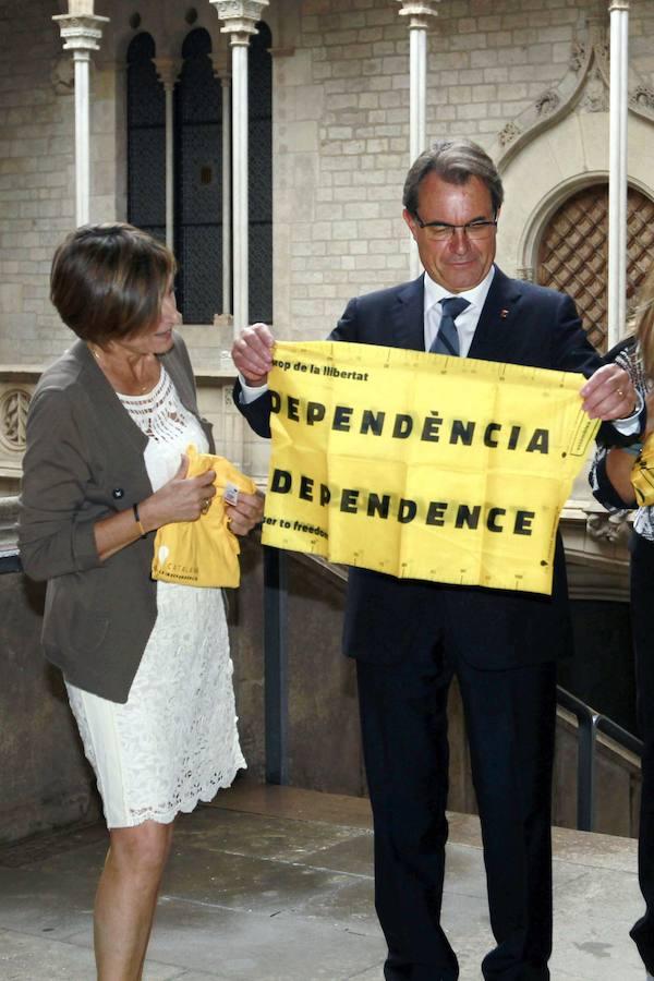 También durante su primera legislatura se acrecentó el problema con Cataluña. En 2013 tuvo que hacer fente a la «Vía catalana» durante la Diada.. 