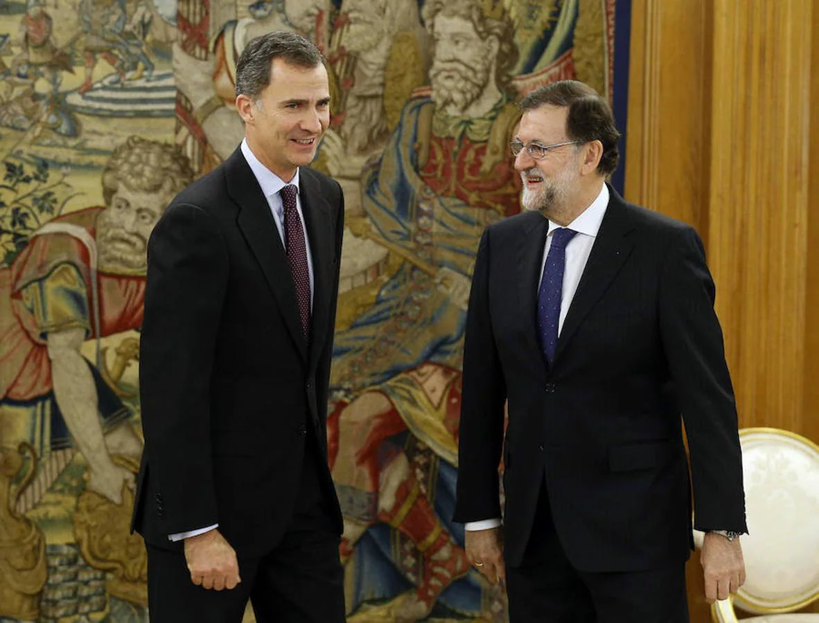 El Rey, tras la primera ronda de contactos, encarga a Rajoy formar Gobierno, ofrecimiento que este declina por ser consciente de que no contaba con los apoyos suficientes para ser investido. 