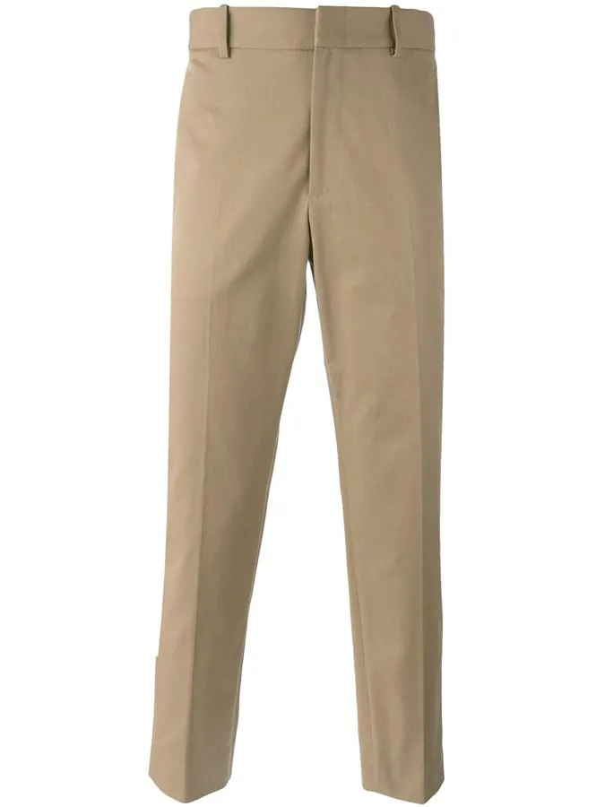 Pantalón de Gucci. Pantalones chinos clásicos en algodón stretch beige de Gucci con corte recto, cierre oculto en la parte delantera, trabillas, bandas laterales en la cintura, dos bolsillos laterales y bolsillos con ribete en la parte trasera (Precio: 590 euros).