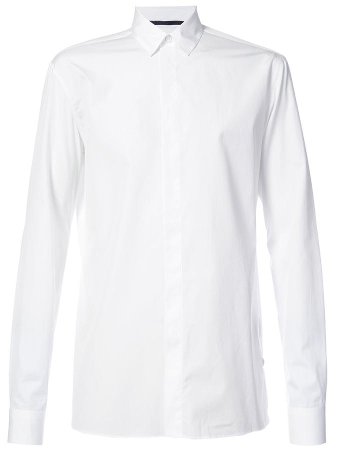 Camisa de Haider Ackermann. Camisa blanca con cierre oculto realizada en algodón del diseñador Haider Ackermann (Precio: 718 euros).