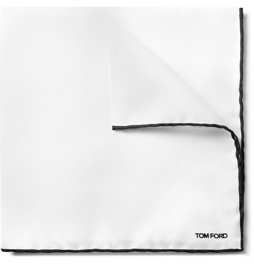 Pañuelo de Tom Ford. Un pañuelo tradicional puede ser el toque definitivo a tu look. Prueba con este de Tom Ford en blanco y negro (Precio: 130 euros).