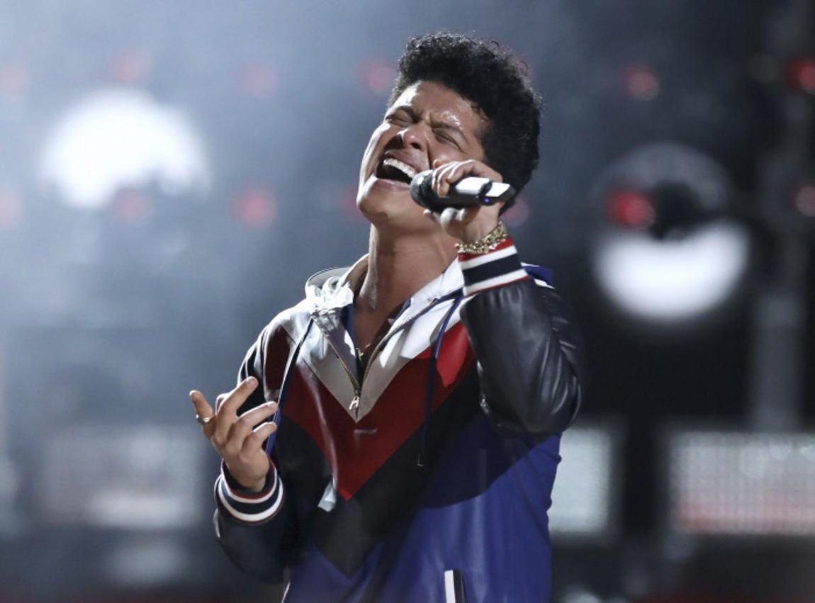 Peter Gene Hernandez. El cantante Bruno Mars eligió ese nombre artístico para evitar ser encasillado como un cantante latino, y parece que lo consiguió