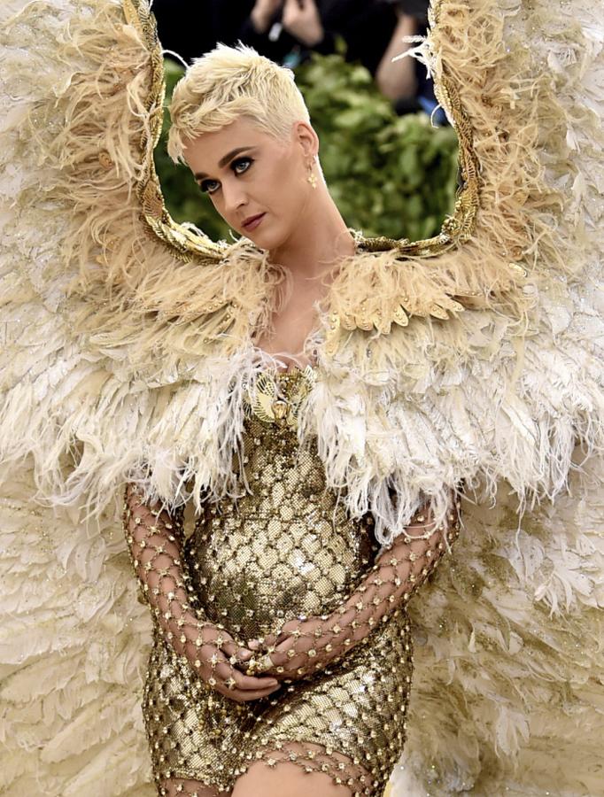 Katheryn Elizabeth Hudson. Katy Perry decidió utilizar el apellido de soltera de su madre para evitar confusiones con la actriz Kate Hudson, con quien comparte nombre y apellido