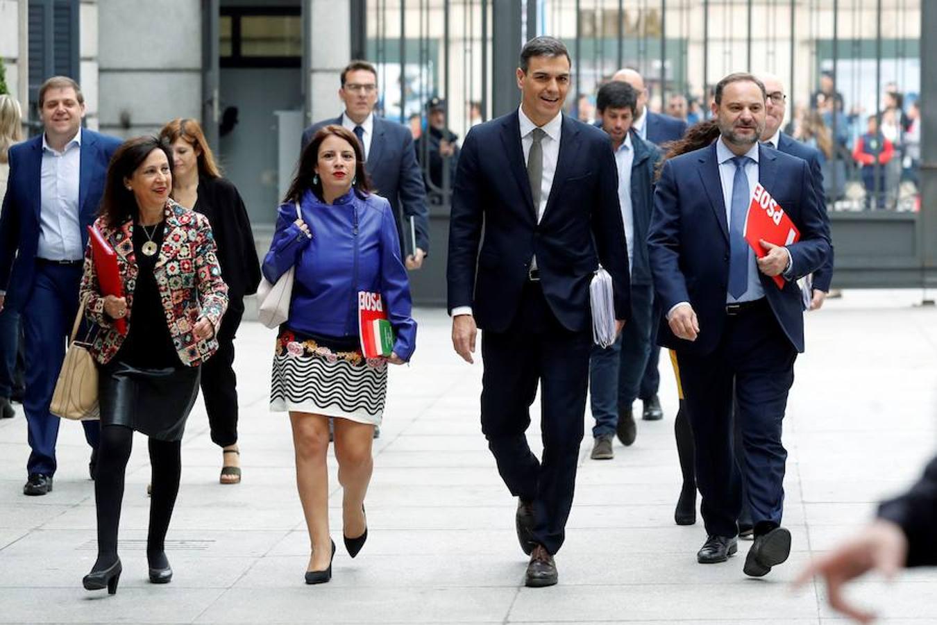 Margarita Robles, Adriana Lastra, Pedro Sánchez y José Luis Ábalos, a su llegada al Congreso de los Diputados. 