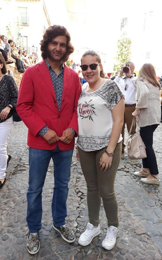 El torero Morante de la Puebla, junto con la aficionada Patricia Sen González, en la confluencia de la calle Alfileritos y la plaza de san Vicente. Foto: MARI CARMEN GONZÁLEZ HERNÁNDEZ