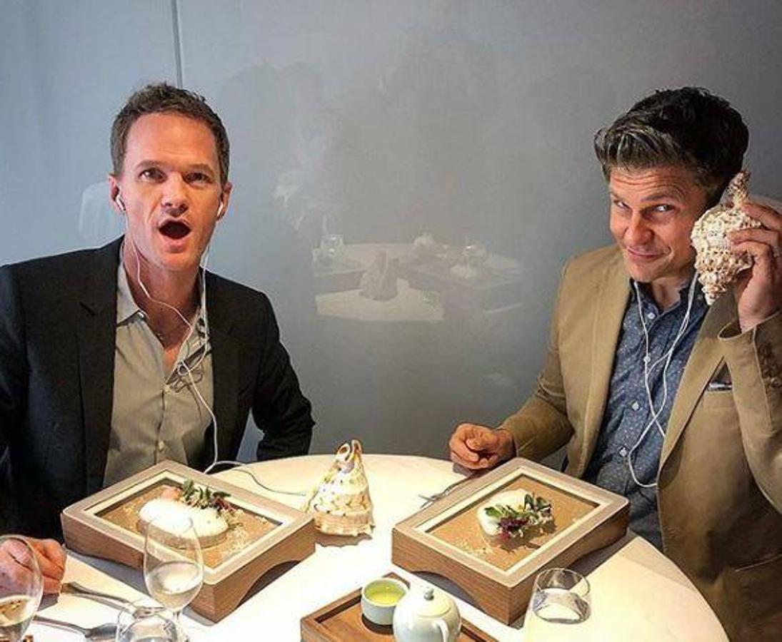 Neil Patrick Harris. El actor ha salido a cenar junto a su marido, David Burtka, para celebrar el cumpleaños de este. El lugar escogido ha sido «The Fat Duck», restaurante dirigido por el chef Heston Blumentha.