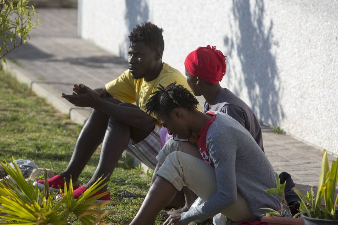 FOTOS: Inmigrantes, abandonados en El Puerto por la saturación de centros de acogida