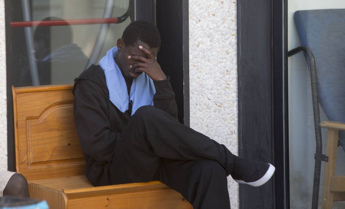 FOTOS: Inmigrantes, abandonados en El Puerto por la saturación de centros de acogida