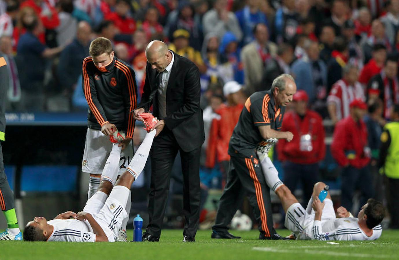 Zidane y Asier Illarramendi ayudan a estirar a Raphael Varane antes o durante de la prórroga en la que el Madrid ató su Décima Copa de Europa. 