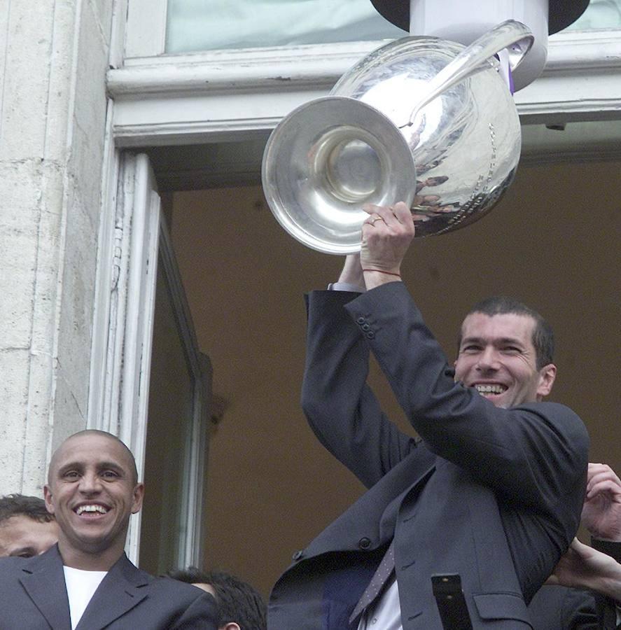 Zidane festeja junto a Roberto Carlos la Novena Copa de Europa del Real Madrid. 