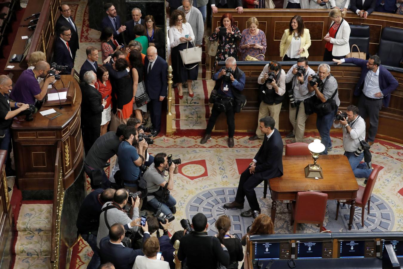 El secretario general del PSOE, Pedro Sánchez, posa para la prensa gráfica tras saberse ganador en la votación de la moción de censura. 