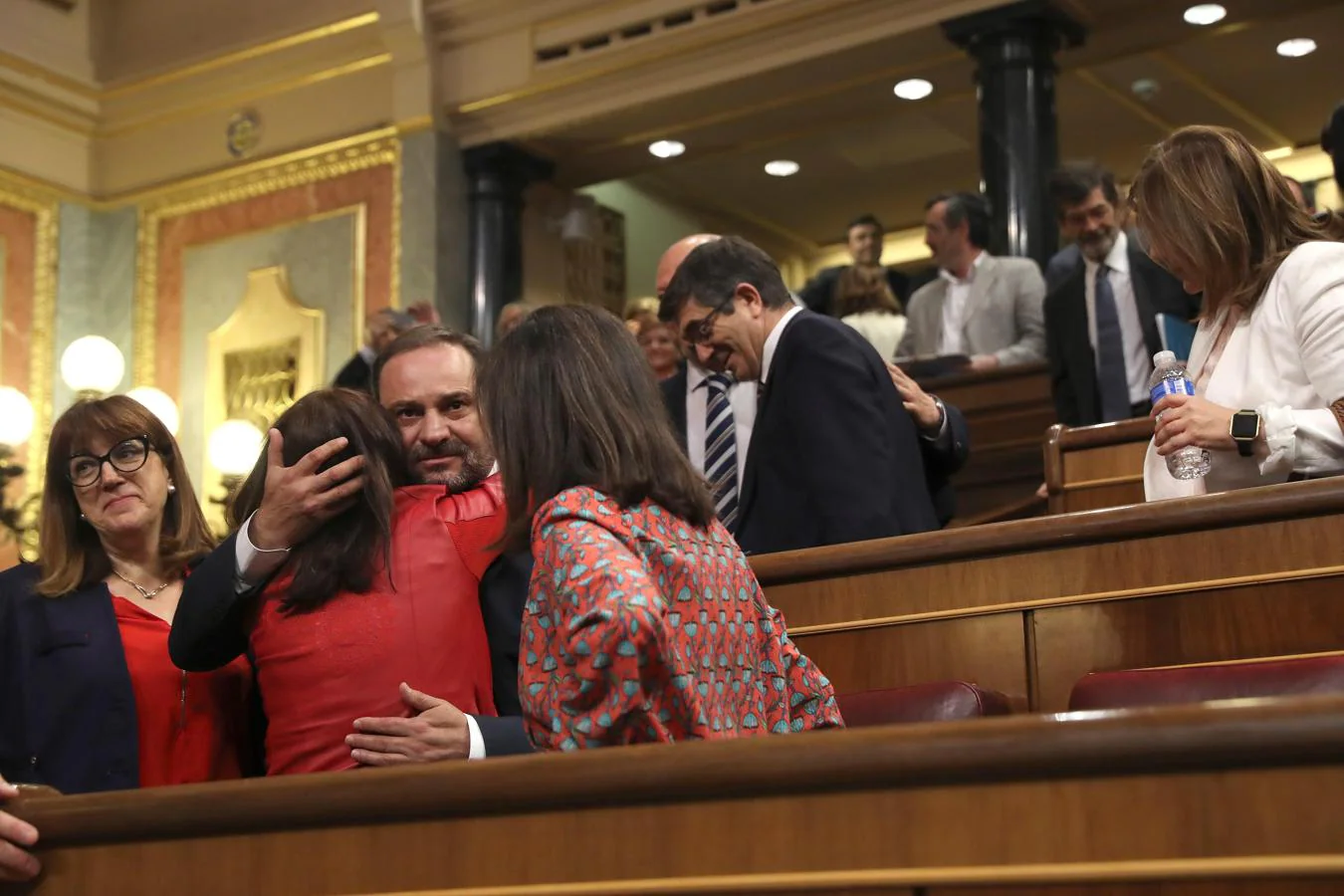 El secretario de Organización del PSOE, José Luis Ábalos, abraza a la vicesecretaria de la formación Adriana Lastra, en presencia de la portavoz parlamentaria del partido, Margarita Robles (derecha), y la diputada Soraya Rodríguez (izquierda), tras el debate de la moción de censura. 