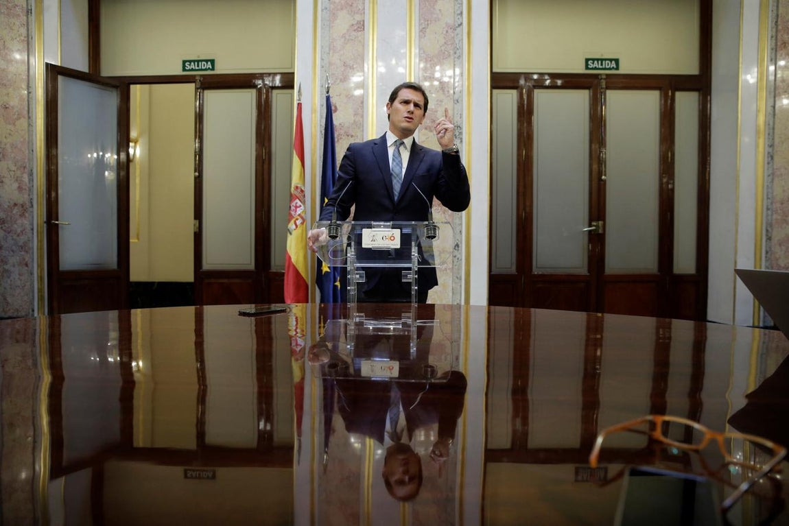 El presidente de Ciudadanos, Albert Rivera, durante la rueda de prensa ofrecida al término del pleno del Congreso que ha aprobado hoy la moción de censura presentada por el PSOE contra Mariano Rajoy y que hace presidente del Gobierno al líder socialista, Pedro Sánchez. 