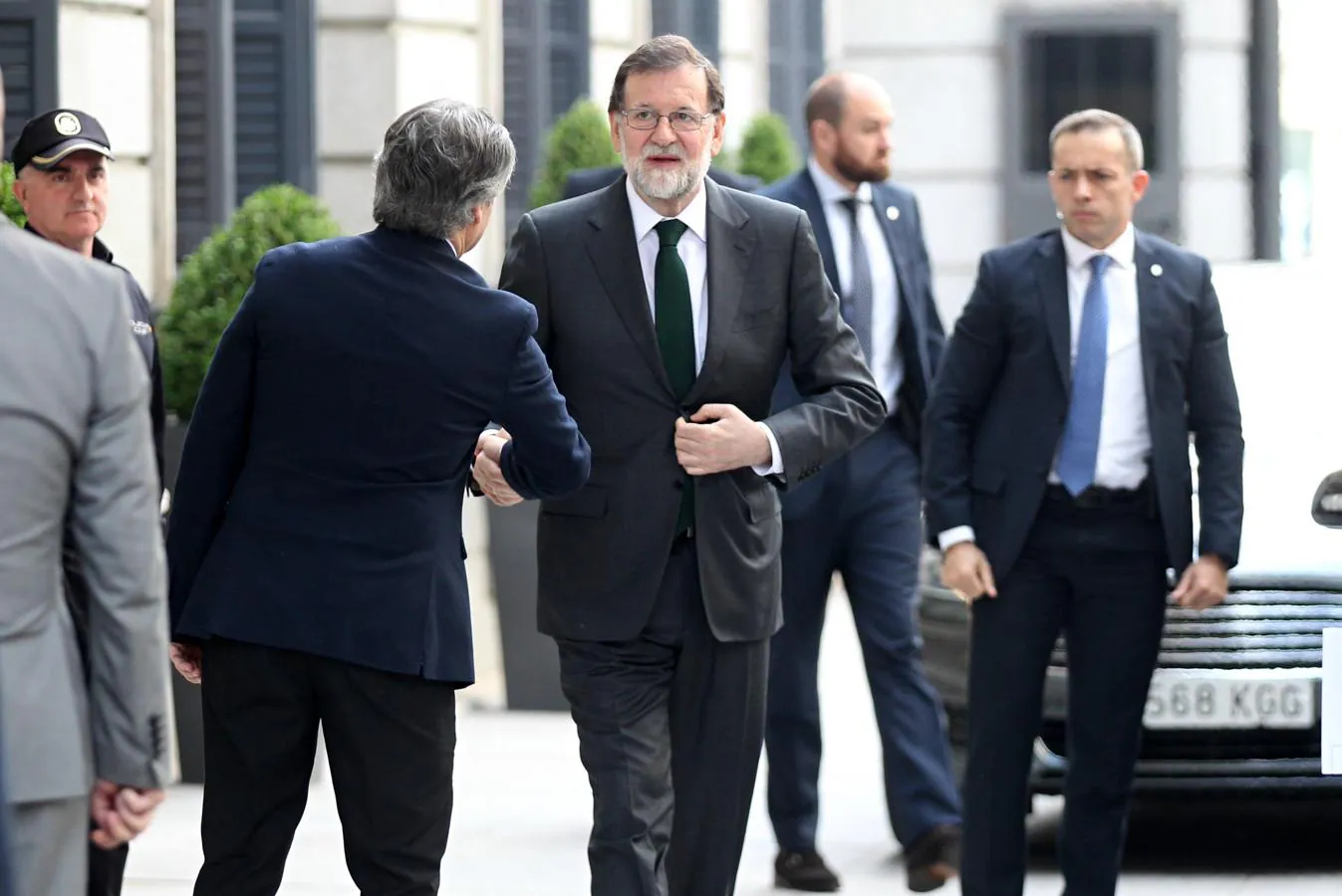 Mariano Rajoy, a su llegada al Congreso de los Diputados, durante la segunda jornada de la moción de censura. 