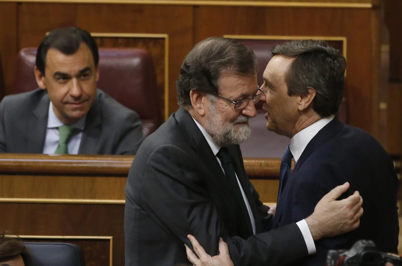 Rajoy (izquierda), saluda al portavoz del Partido Popular en el Congreso, Rafael Hernando, una vez celebrada la votación. 